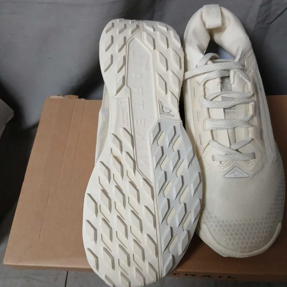 NIKE PEGASUS TRAIL 5 GTX RUNNING SHOES – WHITE SIZE 4.5
