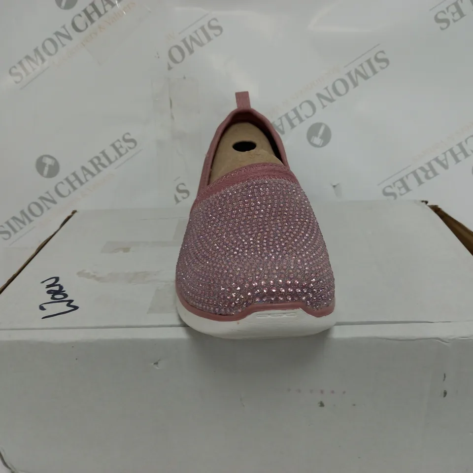 SKECHERS MAUVE SLIP ON SHOES - SIZE 6