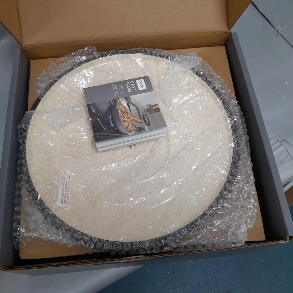 BOXED DENBY CAST IRON ROUND SHALLOW CASSEROLE DISH 30CM 