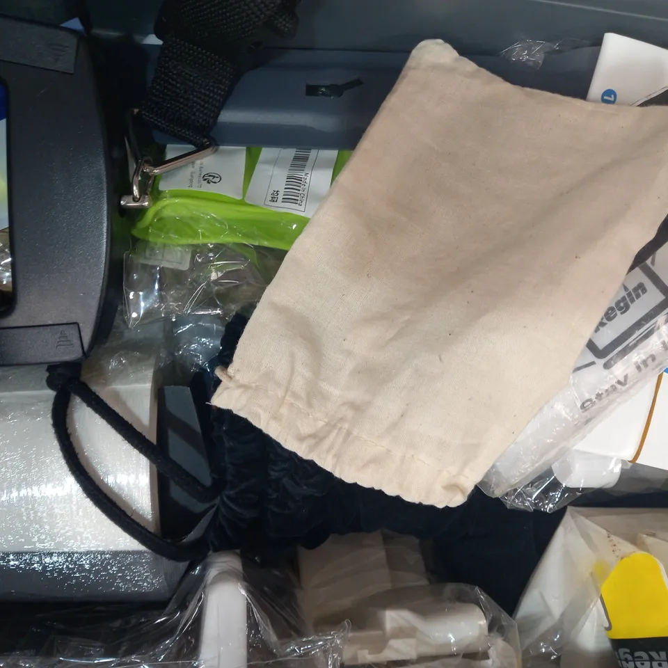 LOT OF APPROXIMATELY 10 ASSORTED HOUSEHOLD ITEMS TO INCLUDE MINI PORTABLE FAN, LINT ROLLER, ETC