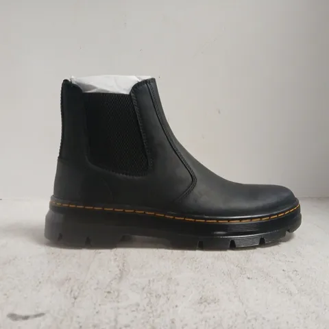 BOXED PAIR OF DR MARTENS EMBURY BOOTS IN BLACK SIZE UK 9