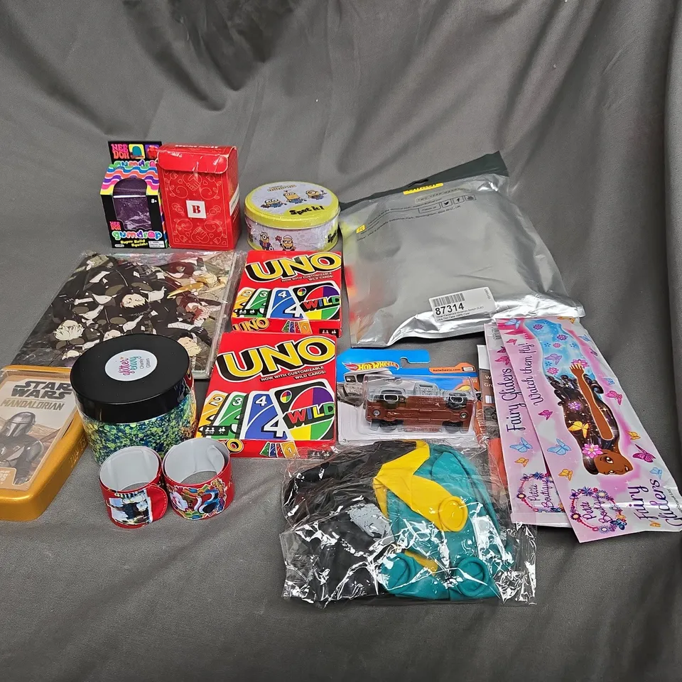 APPROXIMATELY 10 ASSORTED TOYS AND GAMES TO INCLUDE UNO, BALLOONS AND GUMDROP