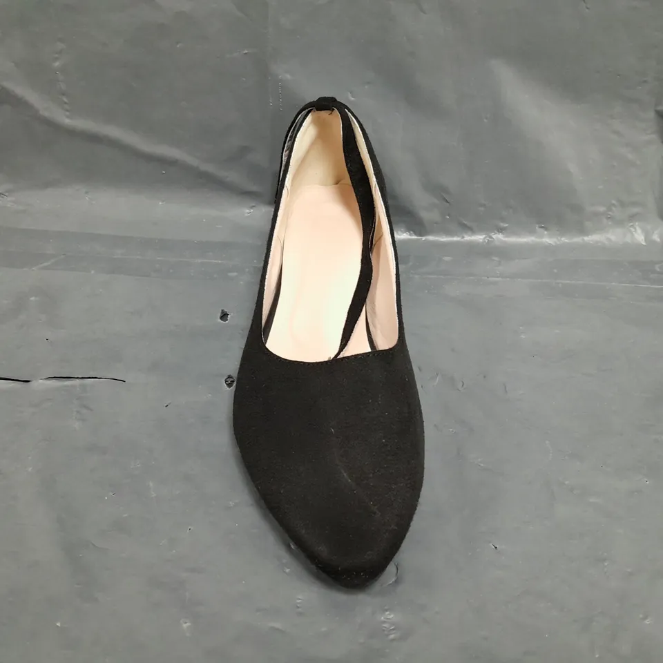 BOXED PAIR OF UNBRANDED LOW HEEL SHOES IN BLACK SIZE EU 46