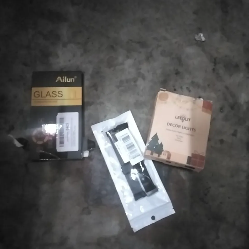 PALLET OF ASSORTED ITEMS INCLUDING; SCREEN PROTECTOR, WATCH STRAP, DECOR LIGHTS