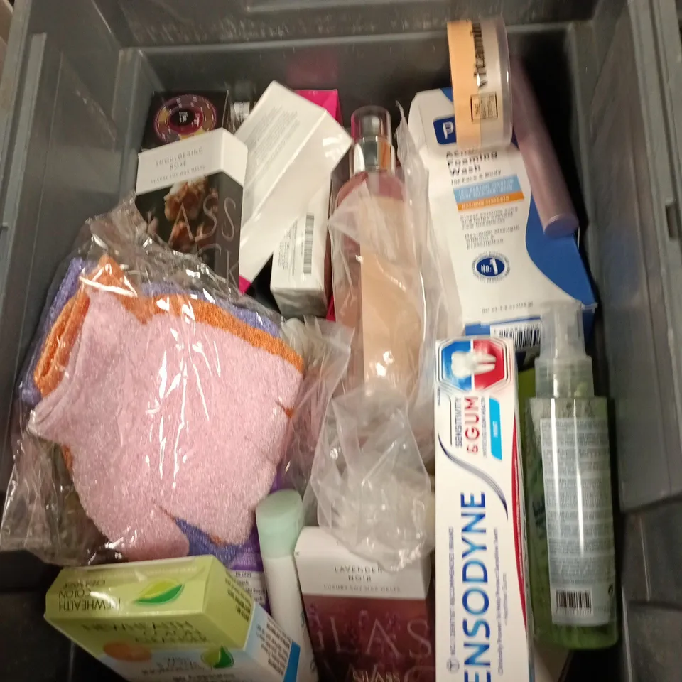 APPROXIMATEY 20 ASSORTED HEALTH AND BEAUTY PRODUCTS TO INCLUDE - RITUALS HAIR AND BODY MIST - SENSODYNE TOOTHPASTE AND THE BEAUTY CROP VITAMIN BABE SETTING POWDER