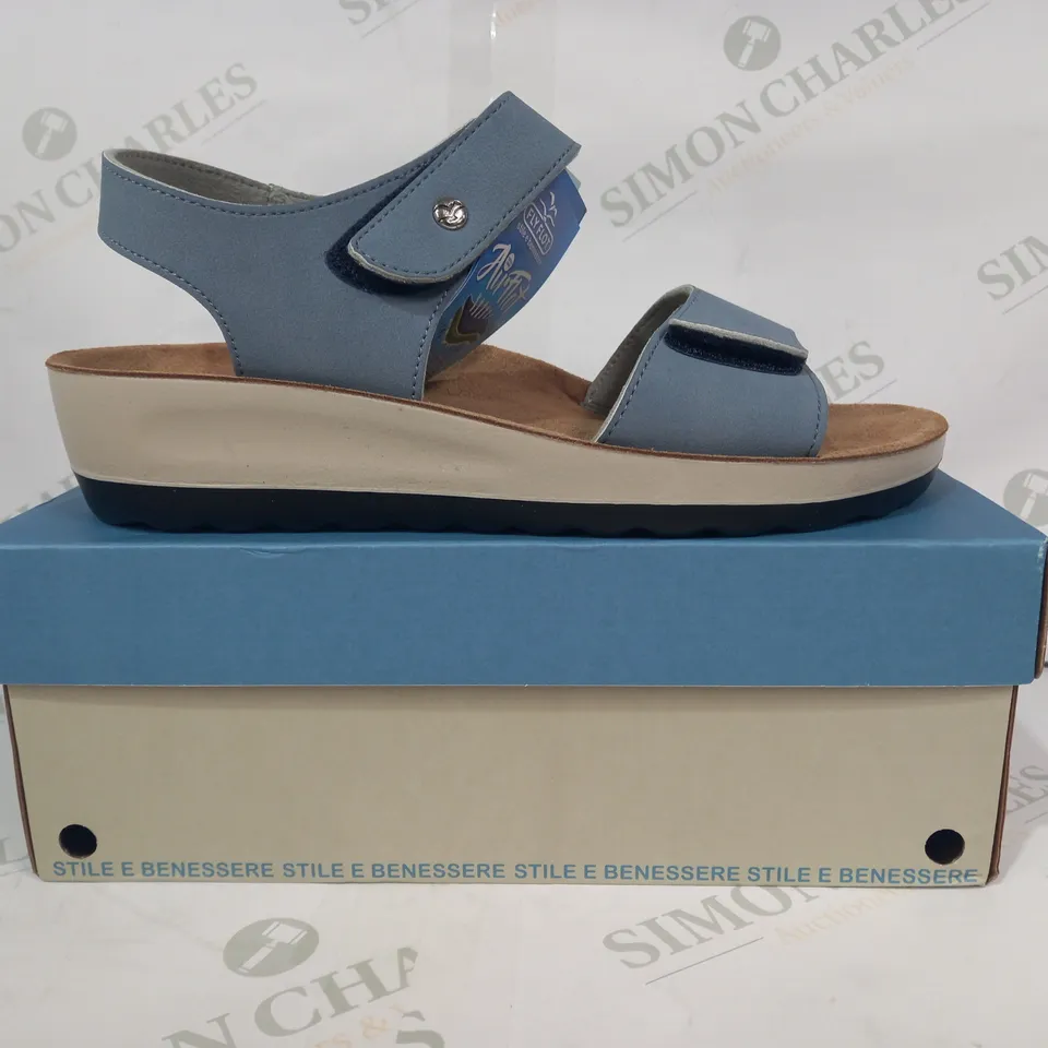 BOXED PAIR OF FLY FLOT OPEN TOE LOW WEDGE SANDALS IN PALE BLUE SIZE 7