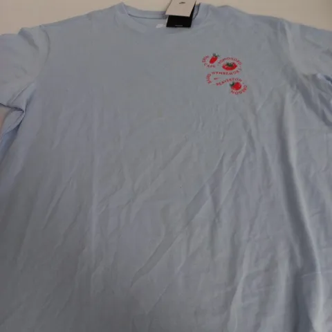 NIKE T‑SHIRT WITH POMODORO BEAVERTON GRAPHIC – LIGHT BLUE - LARGE