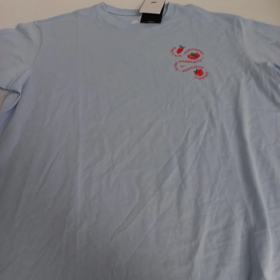 NIKE T‑SHIRT WITH POMODORO BEAVERTON GRAPHIC – LIGHT BLUE - LARGE