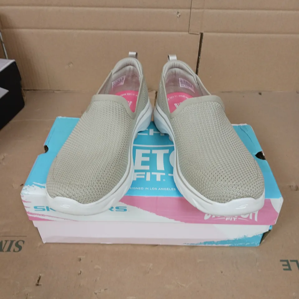 SKECHERS STRETCH FIT TRAINERS TAUPE SIZE 6