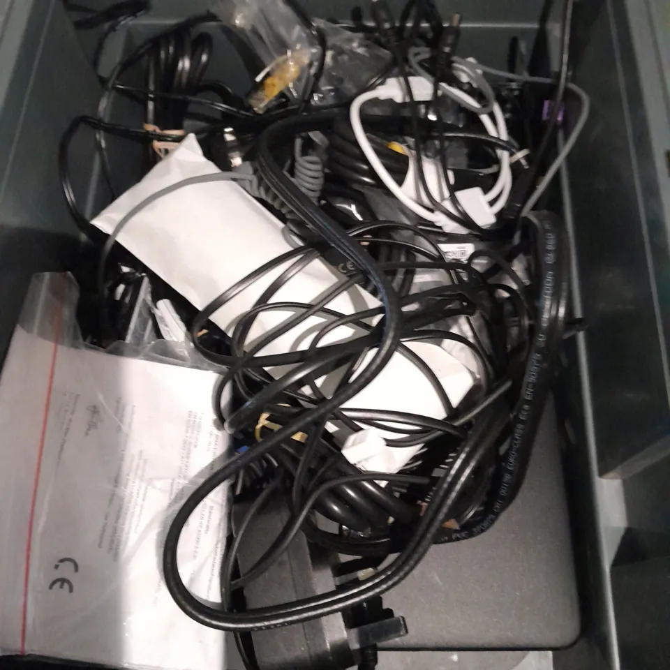 APPROXIMATELY 10 ASSORTED ELECTRICAL PRODUCTS & ACCESSORIES TO INCLUDE REMOTE, CABLES, COMPUTER MOUSE, ETC