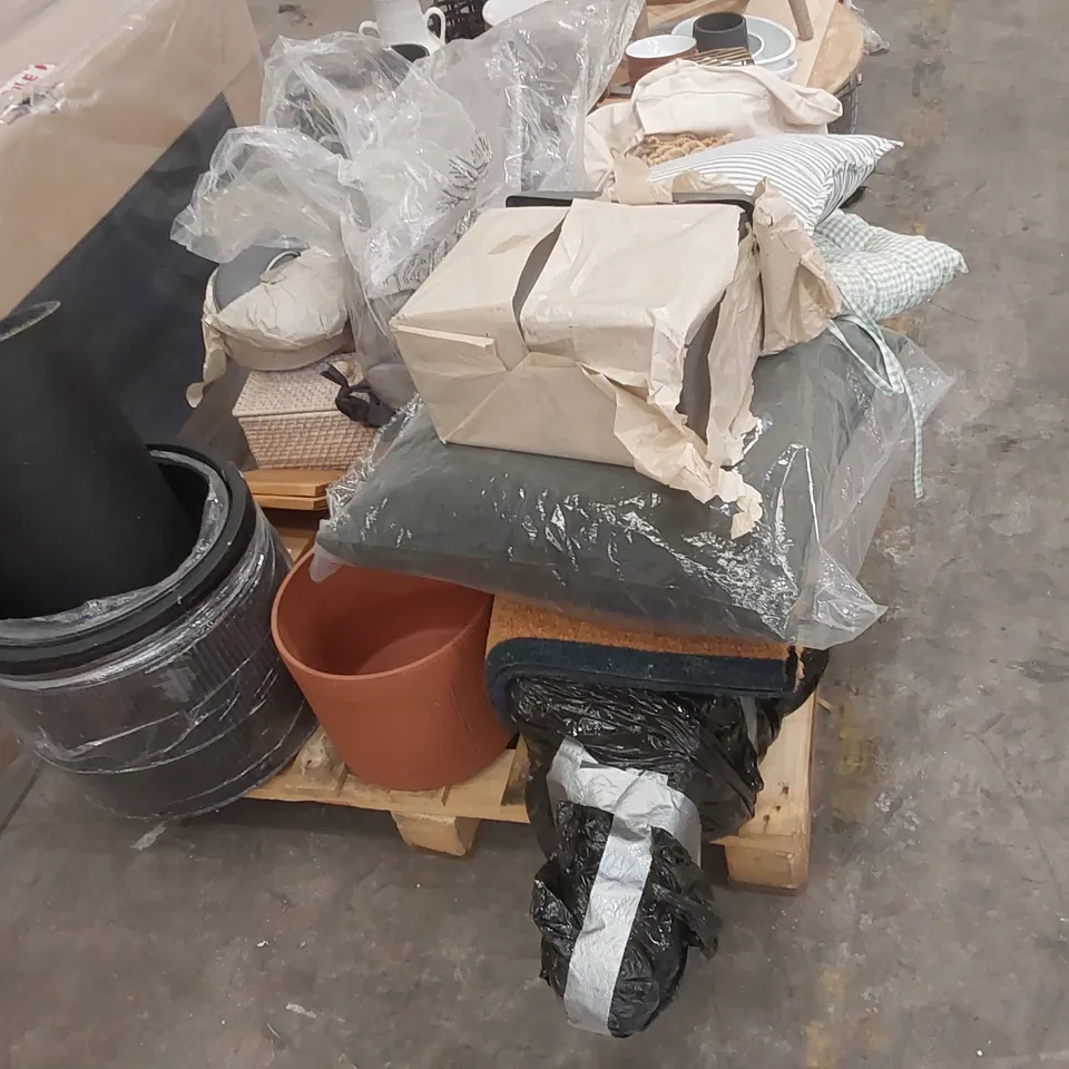 PALLET CONTAINING A LARGE QUANTITY OF ASSORTED GARDEN/HOME FURNITURE AND DECORATION PARTS