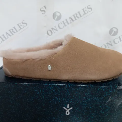 EMU AUSTRALIA MONCH CLOG CAMEL SIZE 6 - BOXED