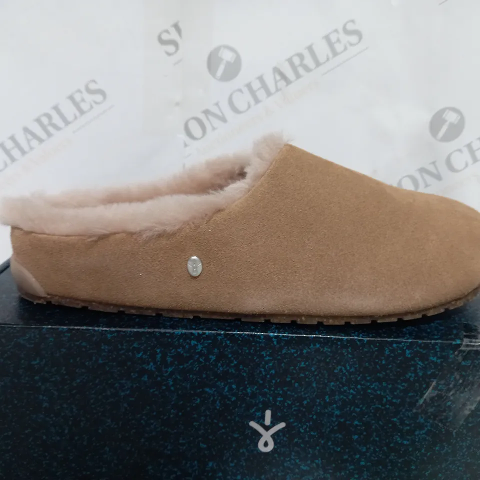 EMU AUSTRALIA MONCH CLOG CAMEL SIZE 6 - BOXED