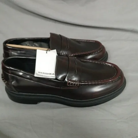 BERSHKA BROWN LEATHER SLIP-ON LOAFERS WITH STITCHED DETAILING - UK 9