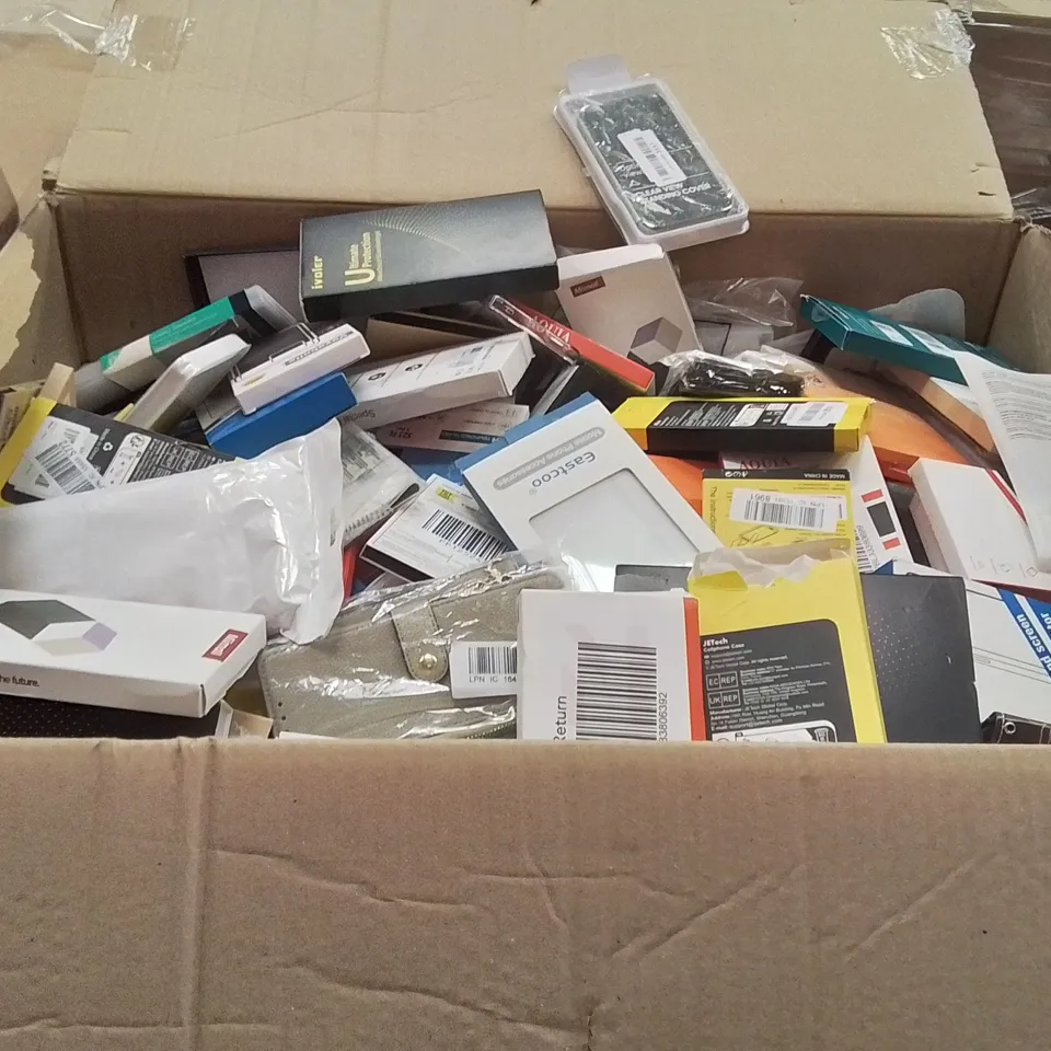 PALLET CONTAINING A LARGE QUANTITY OF PHONE CASES,SCREEN PROTECTORS