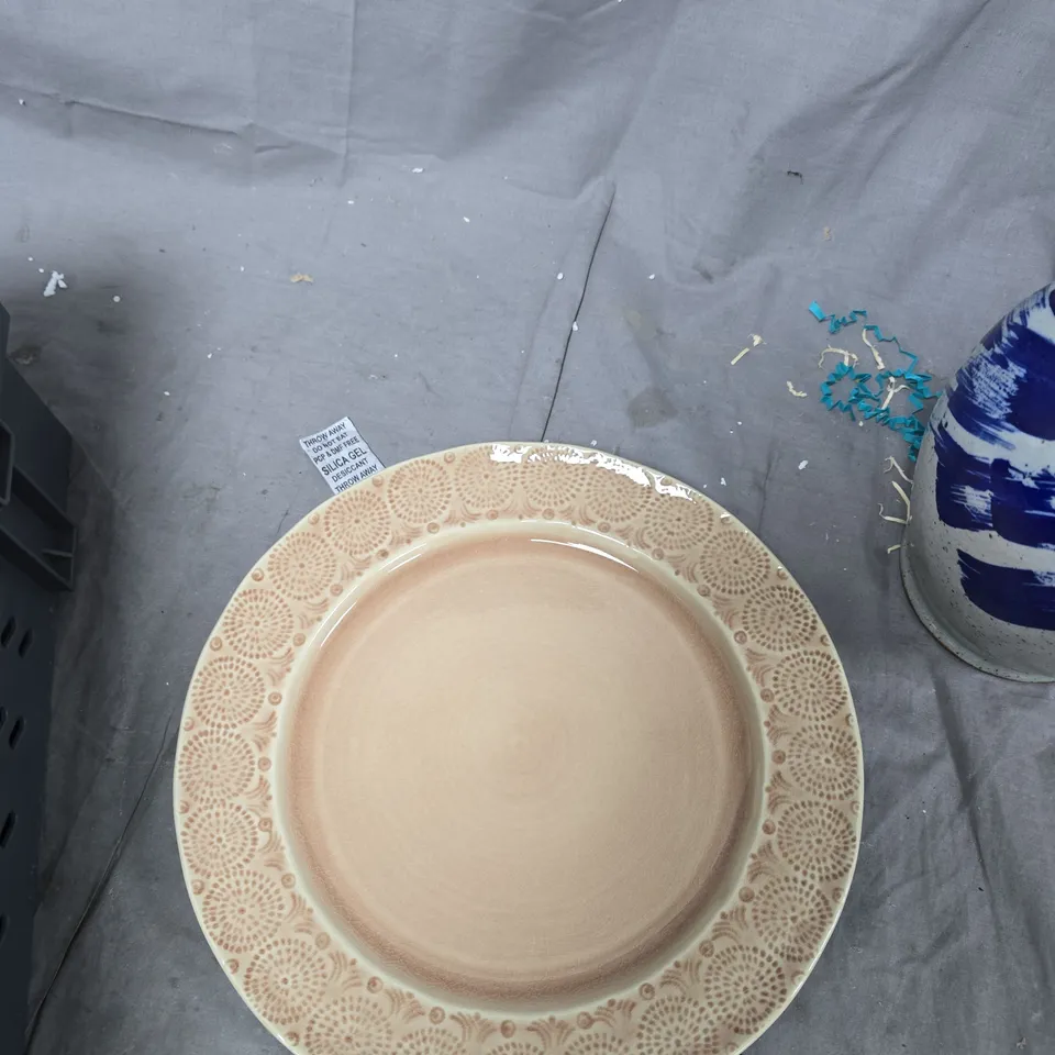 5X CREAM CERAMIC DINNER PLATE WITH DOTTED RIM PATTERN