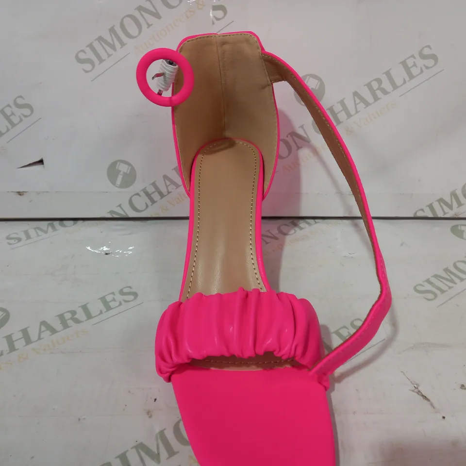 PAIR OF DESIGNER OPEN TOE BLOCK HEEL SANDALS IN PINK EU SIZE 39