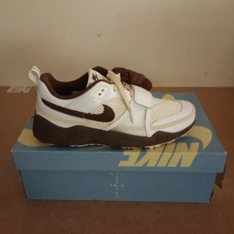 BOXED PAIR OF NIKE ZOOM FIELD JAZZ TRAINERS IN WHITE/CHOCOLATE - UK 9.5