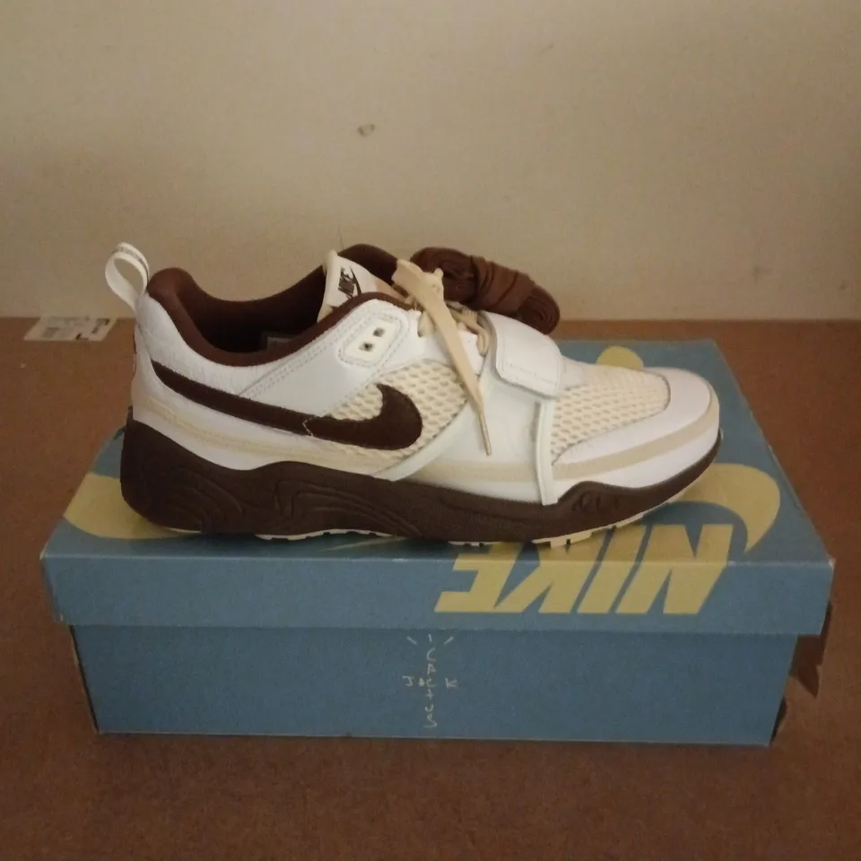 BOXED PAIR OF NIKE ZOOM FIELD JAZZ TRAINERS IN WHITE/CHOCOLATE - UK 9.5