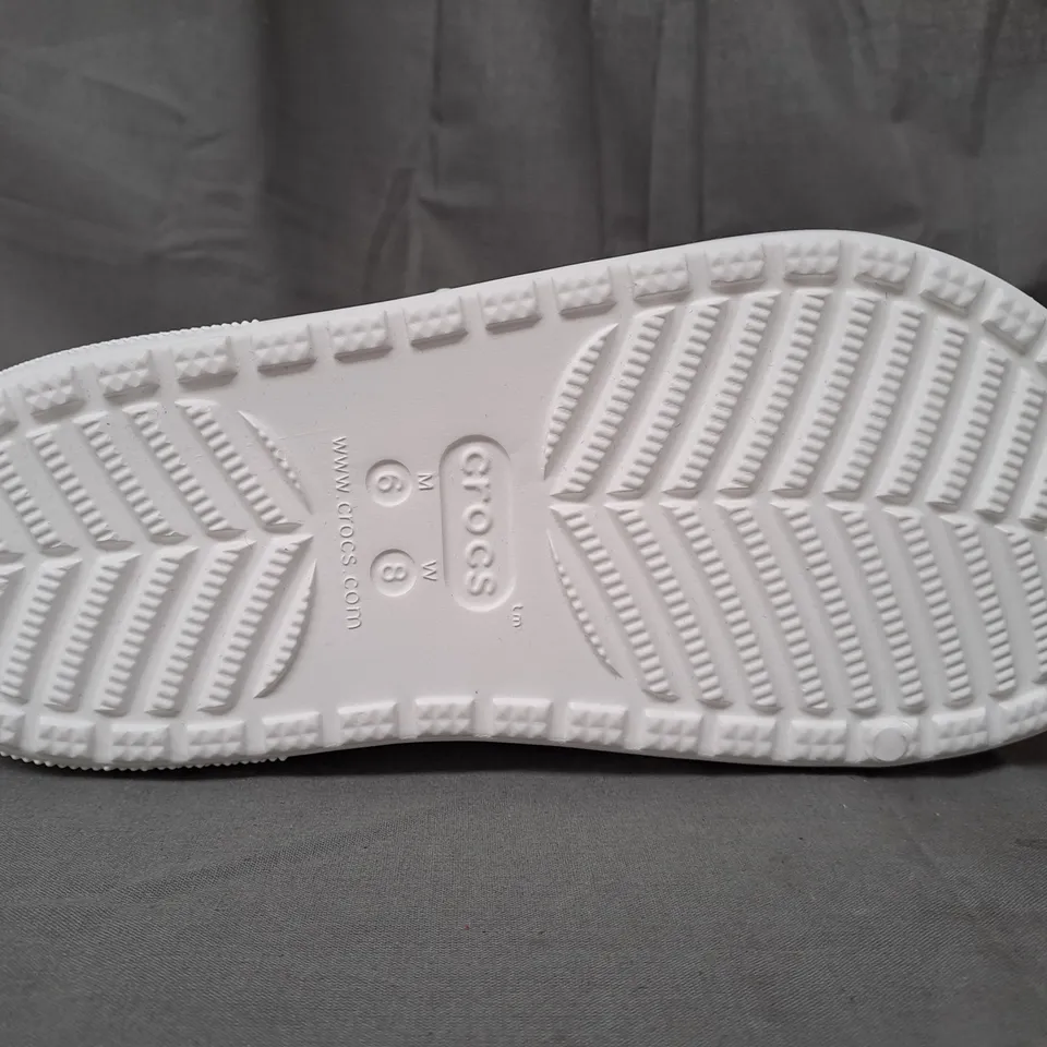 PAIR OF CROCS CLASSIC COZZZY SANDALS IN WHITE UK SIZE M5/W6