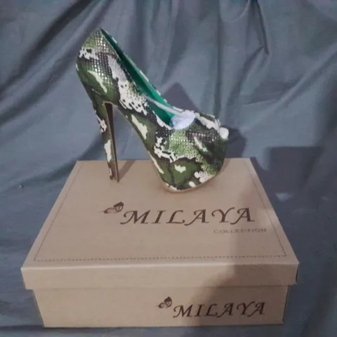 APPROXIMATELY 10 BOXED PAIRS OF GREEN SNAKE SKIN PATTERN PLATFORM HEELS 