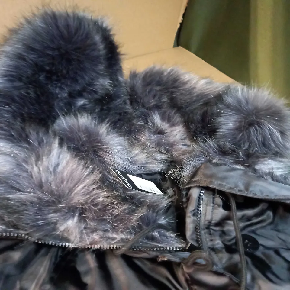 BOOHOO BLACK OVERSIZED FAUX FUR FLY HOOD LUXE PARKA - SIZE 16