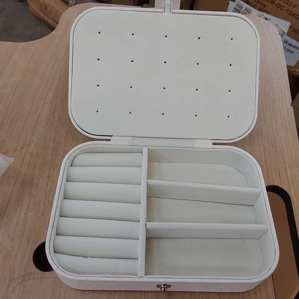 BOX OF APPROXIMATELY 50X CLIPOP JEWELLERY TRAVEL BOXES - WHITE (1 BOX)