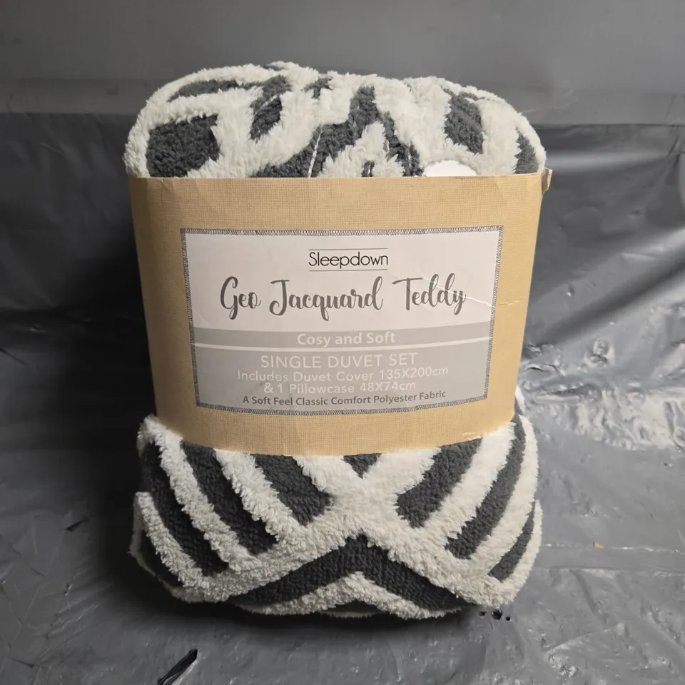 SLEEPDOWN GEO JACQUARD SINGLE DUVET SET