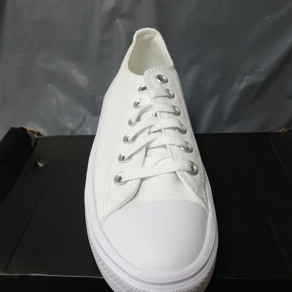 BOXED PAIR OF CONVERSE RAISED CANVAS SHHOES IN WHITE - UK 5