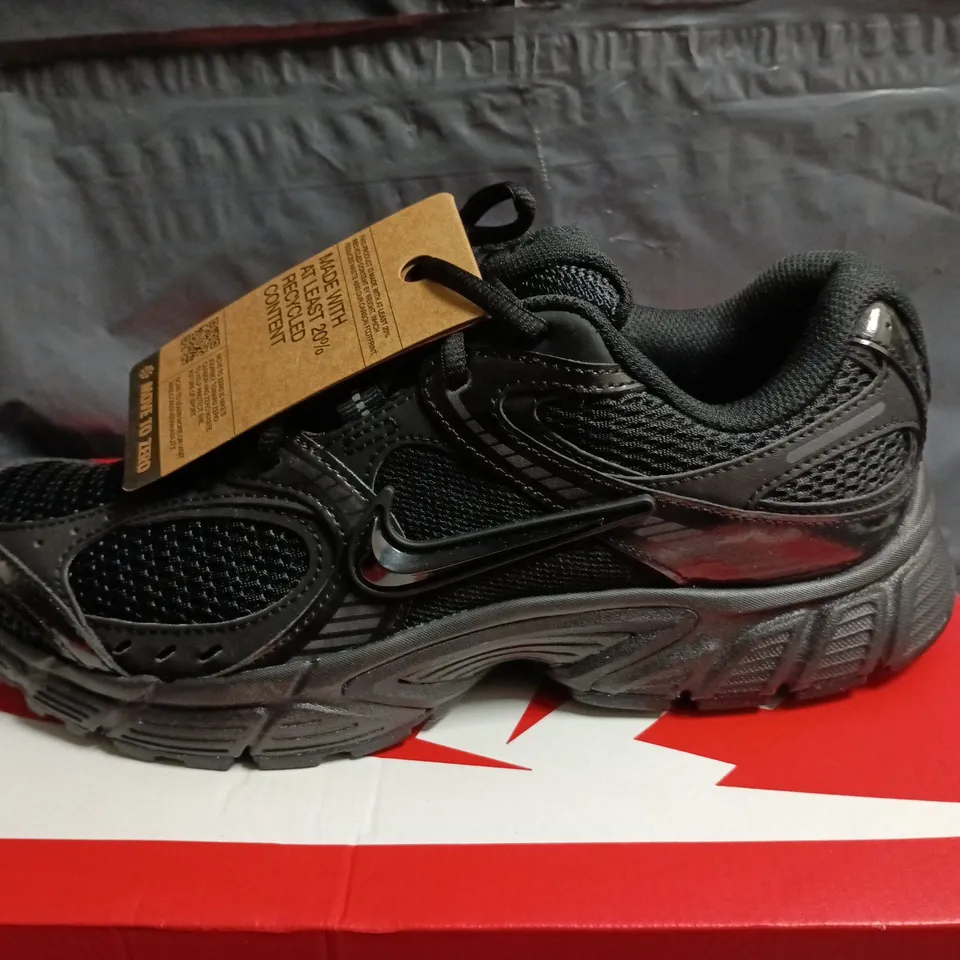 NIKE V5 RUNNING TRAINERS IN BLACK - UK 7