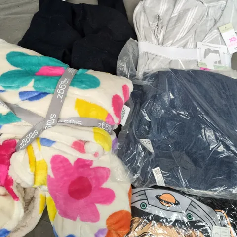 APPROXIMATELY 30 ASSORTED CLOTHING ITEMS IN VARIOUS SIZES, STYLES & COLOURS TO INCLUDE BRANDS SUCH AS PRIMARK, SNUGGLZ, BIGDUDE, ETC - COLLECTION ONLY