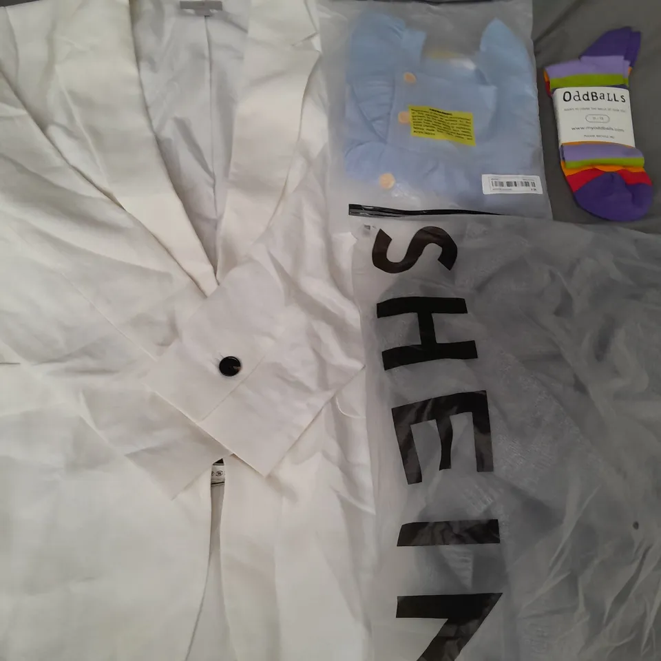BOX OF APPROXIMATELY 20 ASSORTED CLOTHING AND FASHION ITEMS IN VARIOUS STYLES, SIZES, AND COLOURS