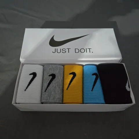 PACK OF 5 MULTICOLOURED NIKE SOCKS - SIZE UNSPECIFIED