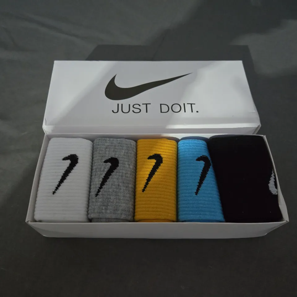 PACK OF 5 MULTICOLOURED NIKE SOCKS - SIZE UNSPECIFIED