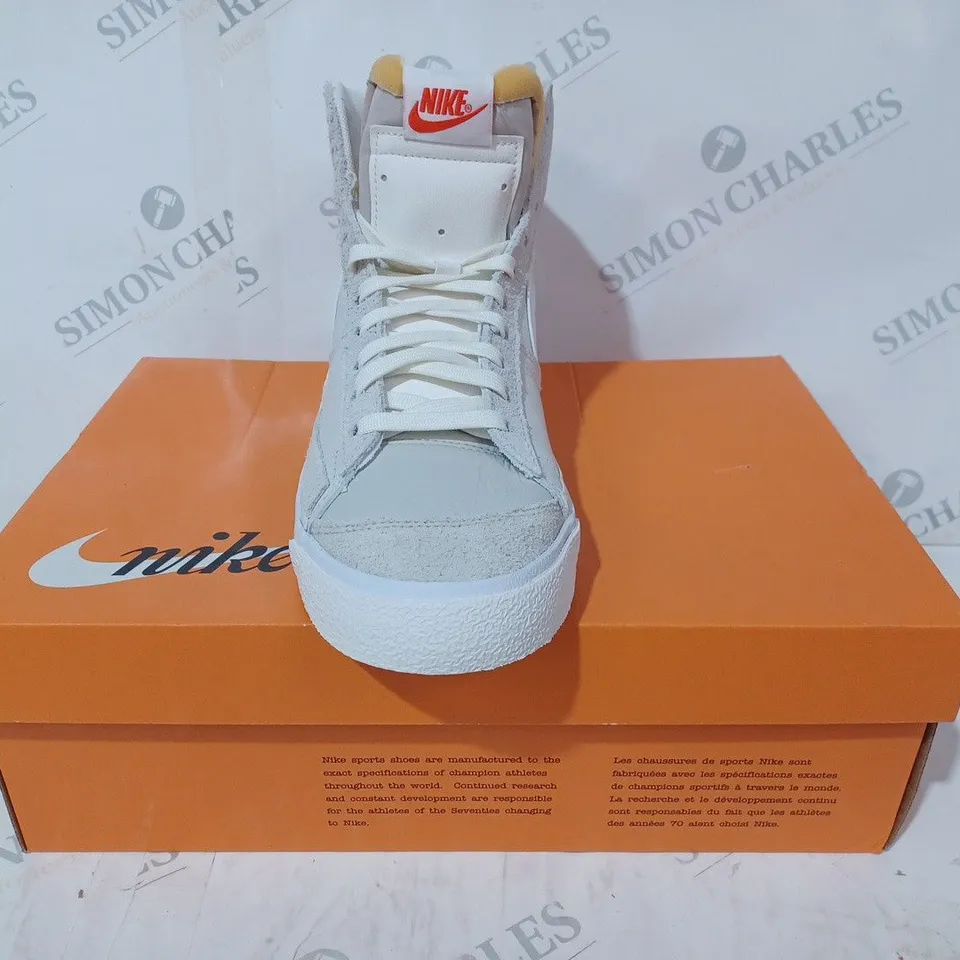 BOXED PAIR OF NIKE BLAZER MID PRO CLUB SHOE SIN LIGHT BONE/WHITE PHANTOM UK SIZE 11.5