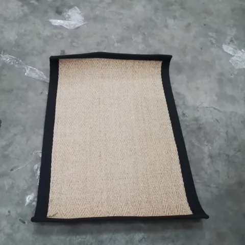 QUALITY DESIGNER AREA RUG - APPROXIMATELY 90X60CM