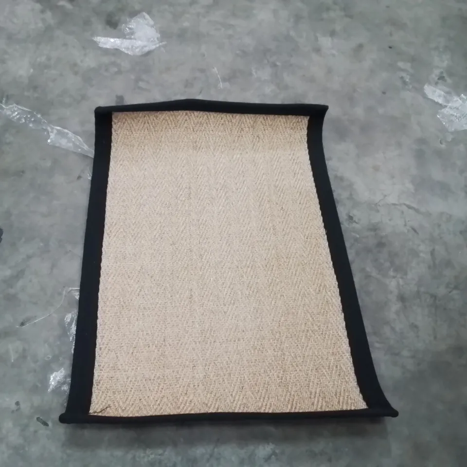QUALITY DESIGNER AREA RUG - APPROXIMATELY 90X60CM