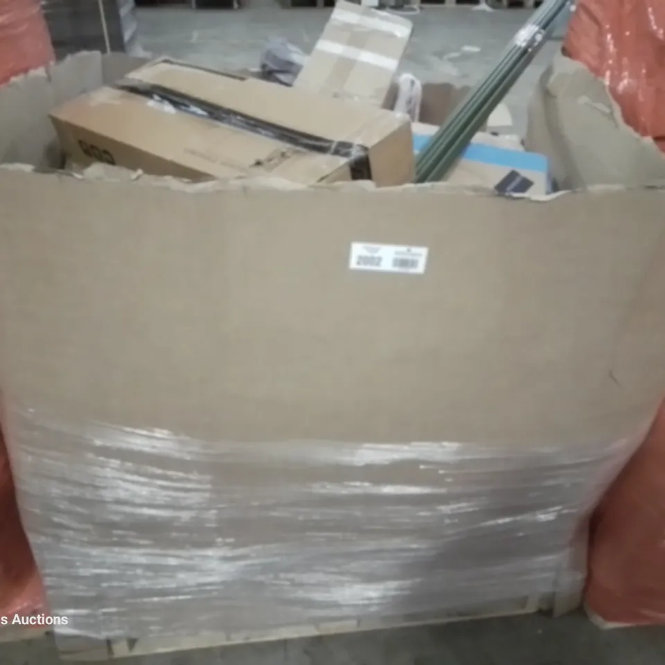 PALLET OF ASSORTED ITEMS TO INCLUDE, TOILET SEAT, PLASTIC GARDEN CANES, FOREVER FLIP FLOPS, 8 PACK PLASTIC TUMBLERS, 9 PACK PLASTIC BOWLS, GARMENT RACK, SMART MIRROR.