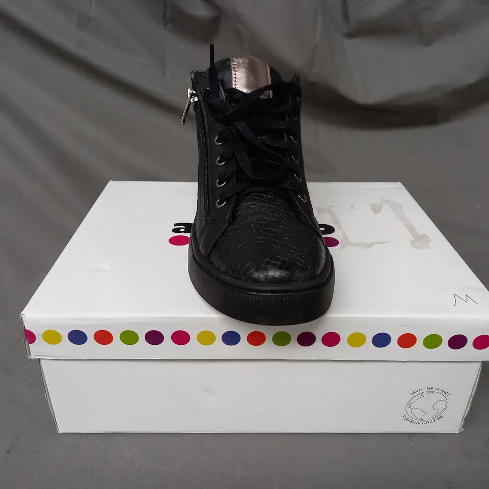 BOXED PAIR OF ADESSO LUNA ZIP TRAINERS IN BLACK SIZE 6