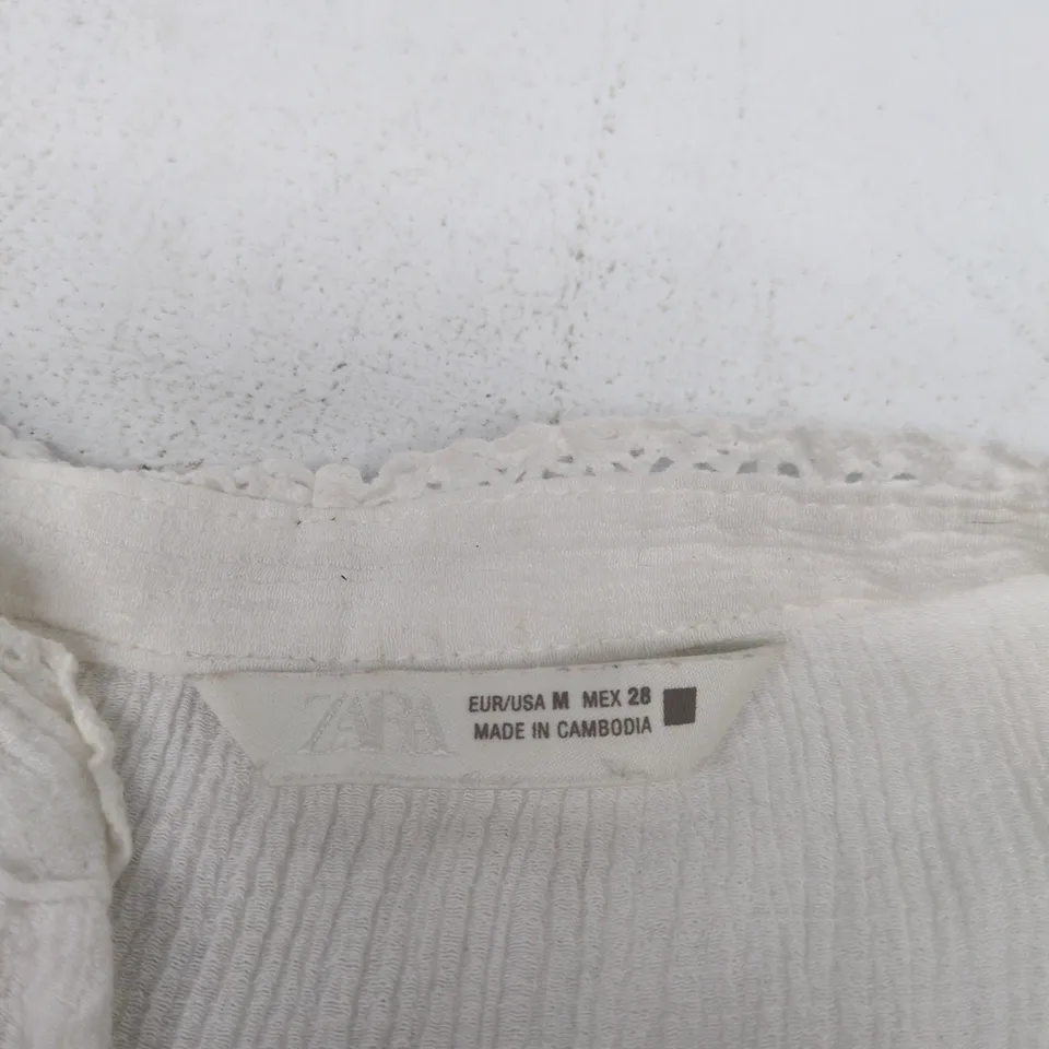 ZARA WHITE LACE BLOUSE – MADE IN CAMBODIA – EUR/USA M (MEX 28)