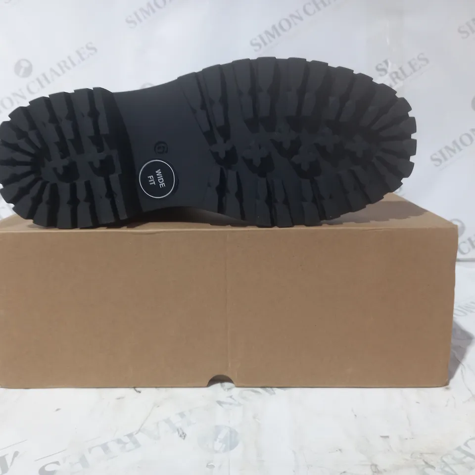 BOXED PAIR OF V BY VERY BOOTS IN BLACK SIZE 6