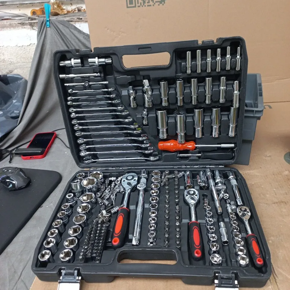 216-PIECE SOCKET & RATCHET TOOL SET IN CARRY CASE