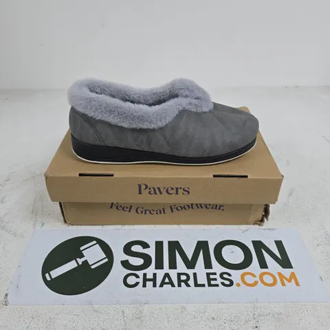 BOXED PAIR OF PAVERS SLIPPERS IN GREY - UK 6