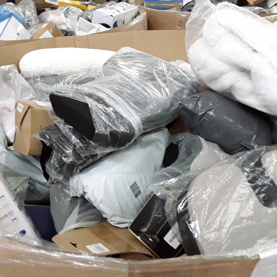 PALLET CONTAINING ASSORTED PILLOWS & CUSHIONS INCLUDING MEMORY FOAM PILLOW, ANTI-AGING BEAUTY PILLOW, DONUT CUSHION, SEAT CUSHION, HALF MOON LUMBAR PILLOW