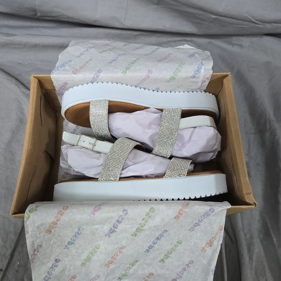 WOMEN'S WHITE SANDALS WITH RHINESTONE STRAPS SIZE 5