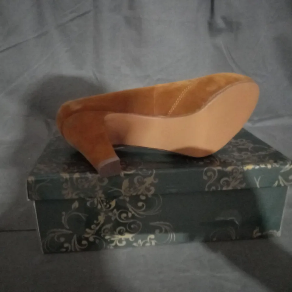 APPROXIMATELY 10 BOXED PAIRS OF CLARA'S BLOCK HEELED SHOES IN OCRE VARIOUS SIZES TO INCLUDE SIZE 36EU