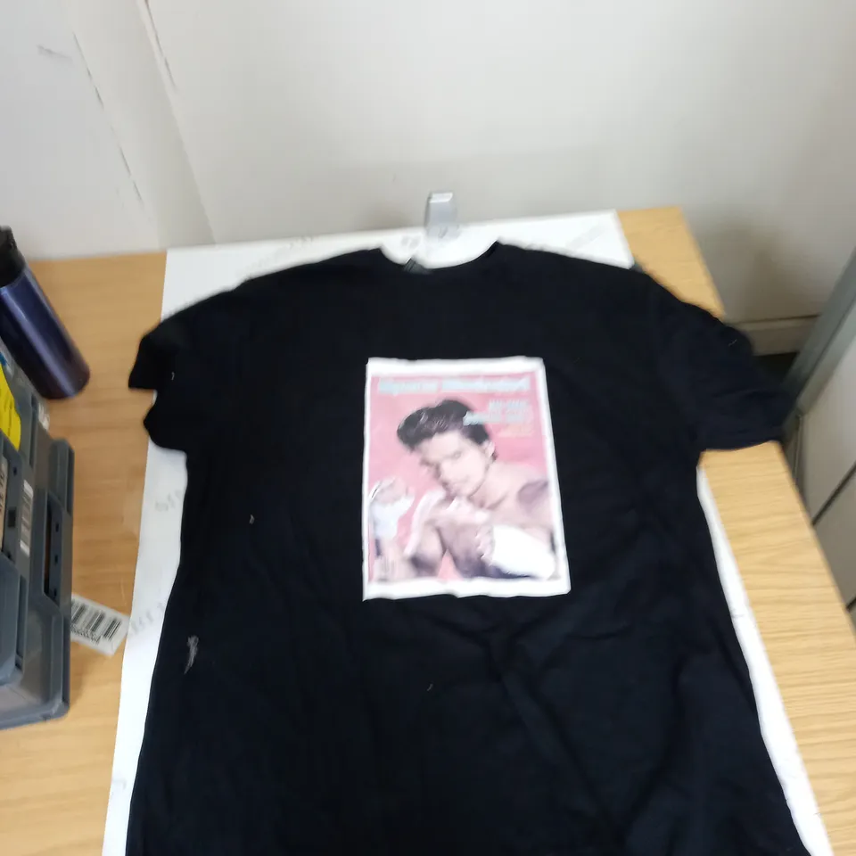 BOX OF ASSORTED CLOTHING ITEMS TO INCLUDE PANTS, TOPS, DRESSES ETC 
