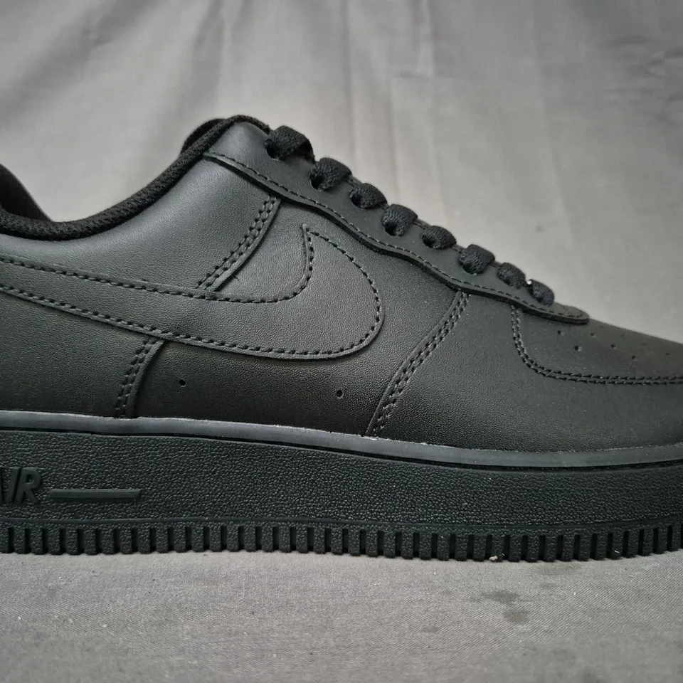 BOXED PAIR OF NIKE AIR FORCE 1 '07 SHOES IN BLACK UK SIZE 7.5