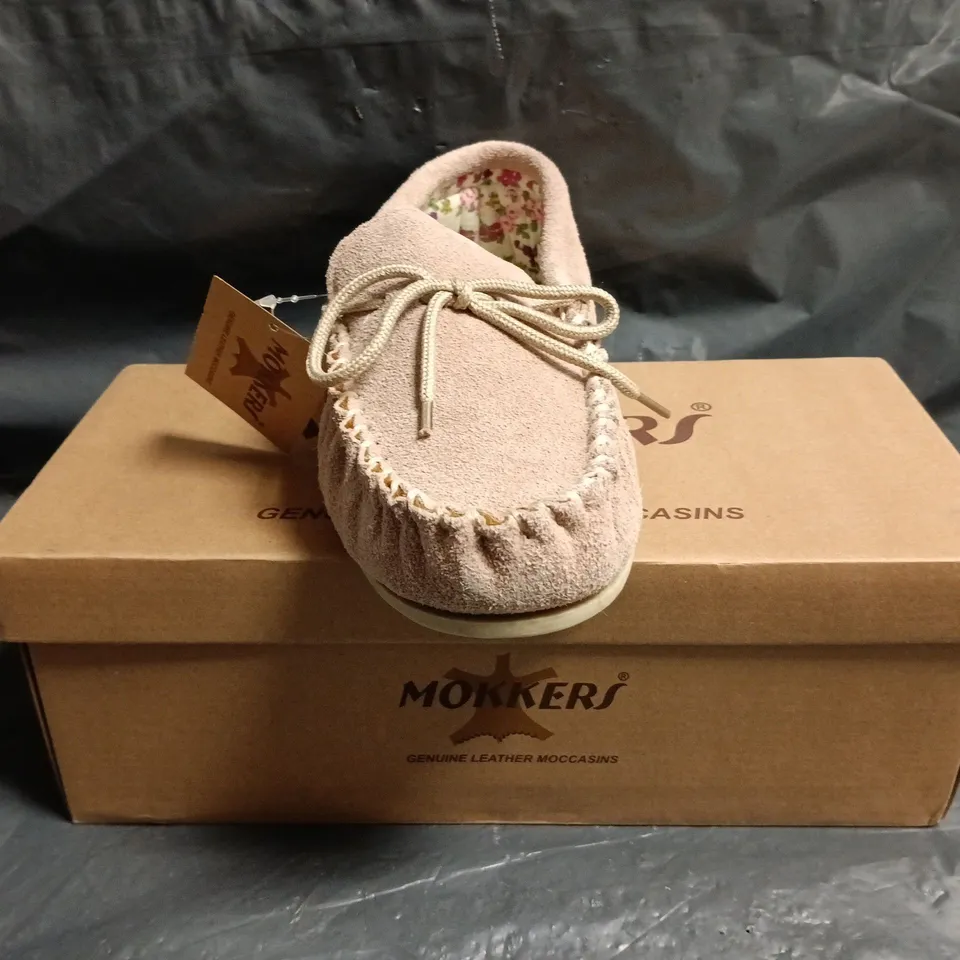 BOXED PAIR OF MOKKERS LILY LADIES SUEDE MOCCASIN SLIPPERS IN DUSTY PINK SIZE 6