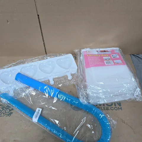 APPROXIMATELY 15 ASSORTED HOUSEHOLD PRODUCTS TO INCLUDE LAUNDRY BAG, SILICONE MOLDS, STORAGE BAG ETC 